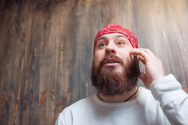 Hombre barbudo hablando por teléfono inteligente — Foto de Stock