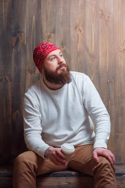 Barbudo hombre sosteniendo taza — Foto de Stock