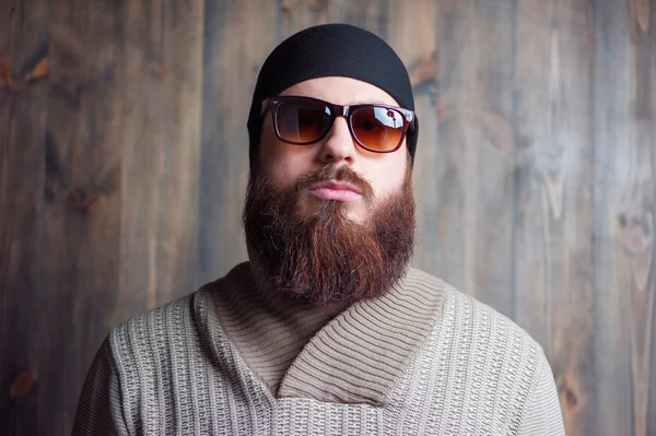 Hombre barbudo en gafas de sol — Foto de Stock