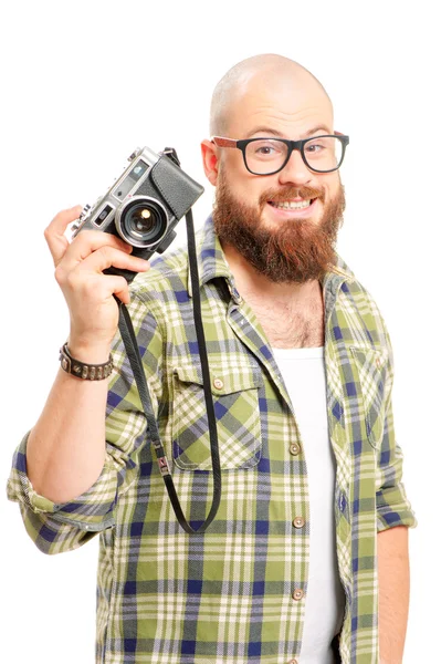 Uomo barbuto tenendo fotocamera retrò — Foto Stock