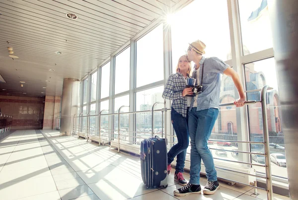 Pareja viajera parada en la terminal del aeropuerto . —  Fotos de Stock