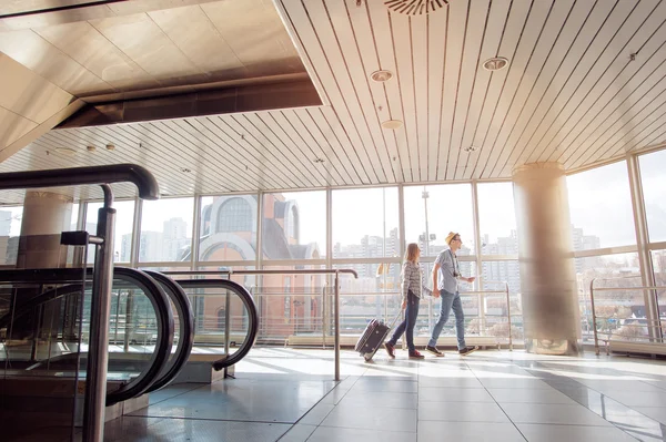 Couple voyageur marchant avec des bagages — Photo