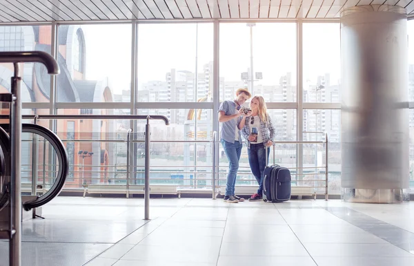 Para stojący w terminalu lotniska — Zdjęcie stockowe