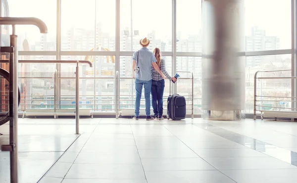 Casal de pé perto da janela do aeroporto — Fotografia de Stock