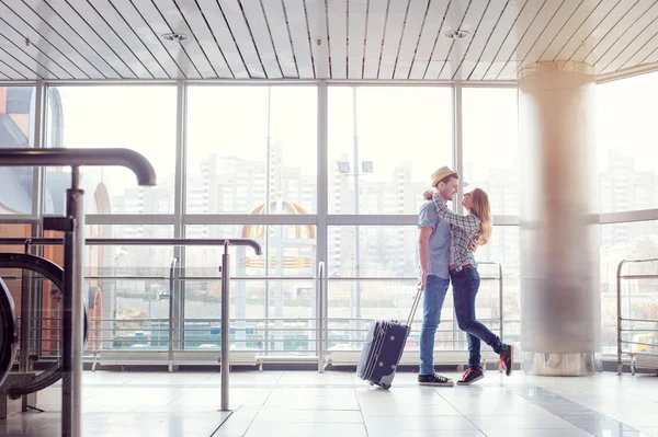 Пара обіймає термінал аеропорту . — стокове фото