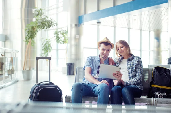 Casal viajante usando computador tablet — Fotografia de Stock