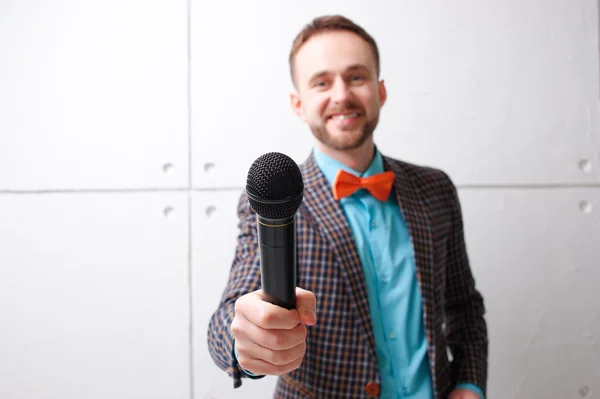 Man in plaid suit with microphone. — Zdjęcie stockowe