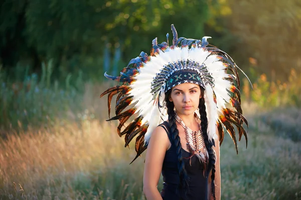 Giovane donna in costume di Indiano Americano — Foto Stock