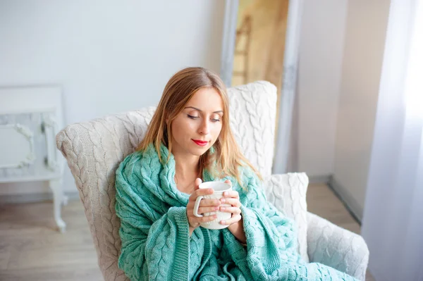 Beautiful young woman with cup of tea — Stock Photo, Image