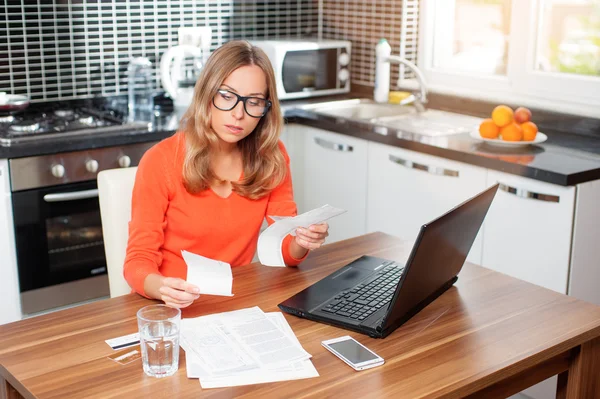 Ung kvinna som använder bärbar dator — Stockfoto