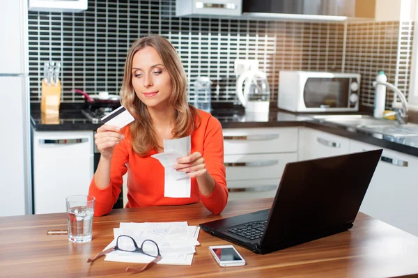 Jonge vrouw met kredietkaart — Stockfoto