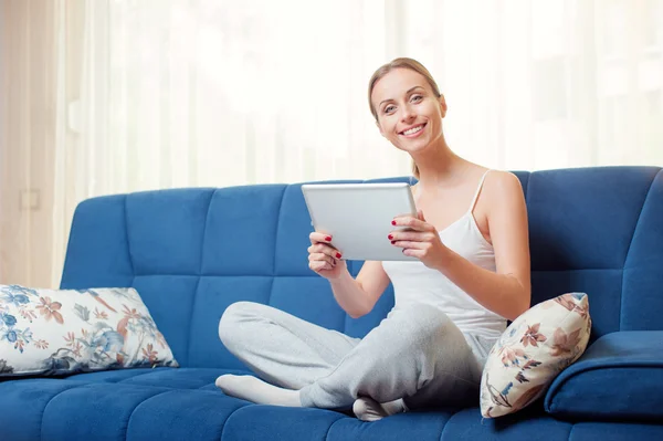 Mujer sosteniendo tableta digital —  Fotos de Stock