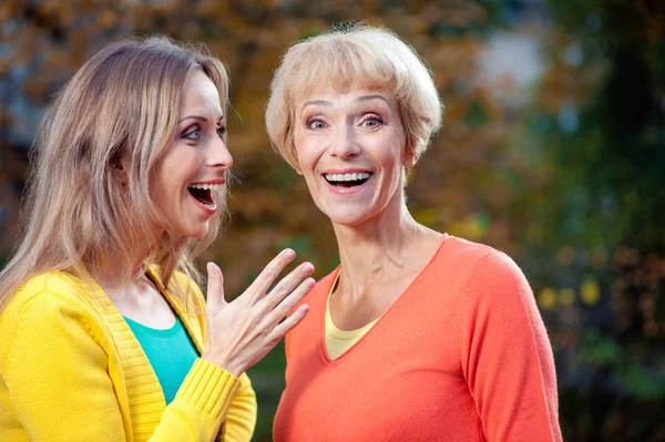 Praten met haar moeder dochter — Stockfoto