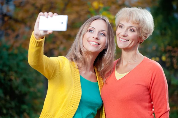 Mãe e filha tomando Selfie — Fotografia de Stock