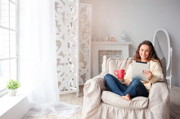 Jonge vrouw met tablet computer — Stockfoto