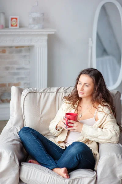 Young woman with cup of tea — Stock Photo, Image