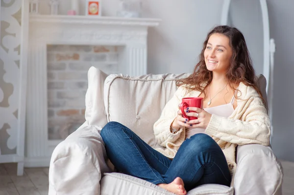 Jonge vrouw met kopje thee — Stockfoto