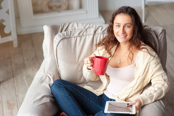 Jonge vrouw met kopje thee — Stockfoto