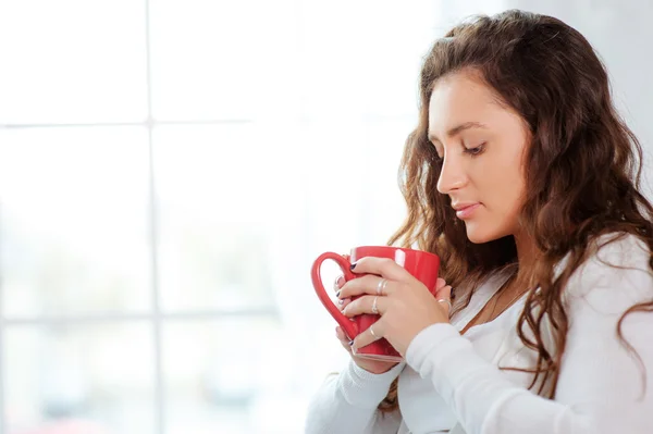 Young woman with cup of tea — Stock Photo, Image