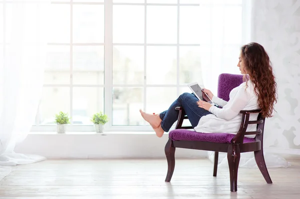 Mujer usando tableta — Foto de Stock