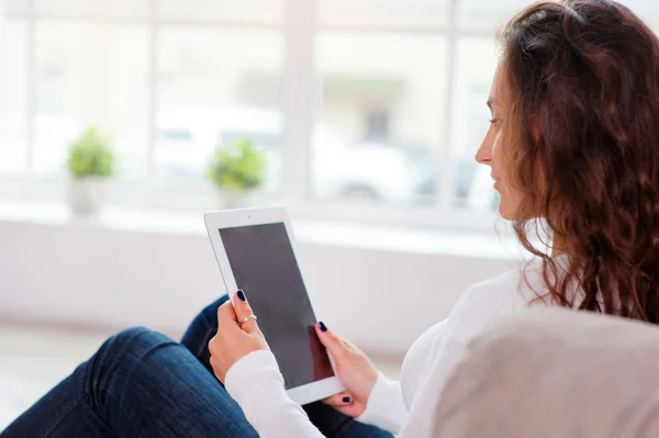 Wanita menggunakan tablet digital. — Stok Foto