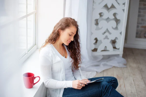 Vrouw met behulp van tablet pc thuis — Stockfoto