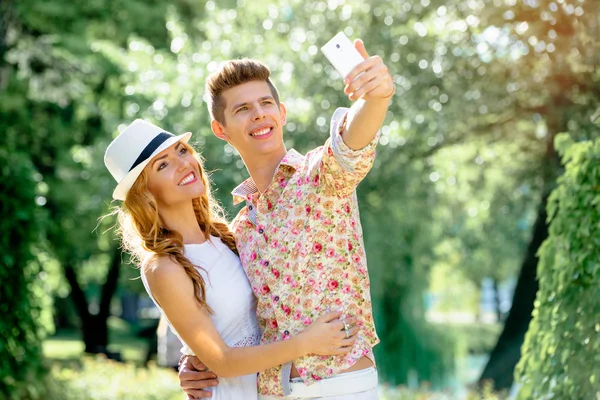 Pareja tomando selfie — Foto de Stock