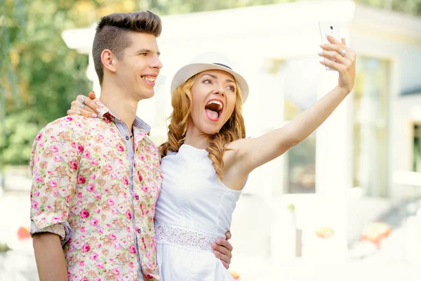 Pár přijetí selfie — Stock fotografie