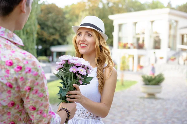 Csinos, fiatal nő, virágokkal — Stock Fotó