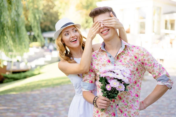 Woman closed eyes of her boyfriend — Stock Photo, Image