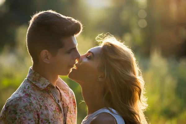 Liebespaar küsst sich im Park — Stockfoto