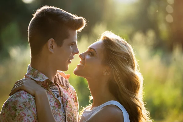 Liebespaar küsst sich im Park — Stockfoto