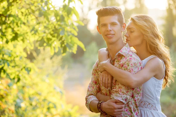 Hermosa pareja amorosa abrazándose en el parque — Foto de Stock