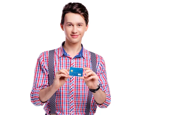 Młody człowiek posiadający karty bankowej — Zdjęcie stockowe