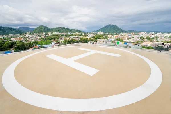 Helipad sur le toit du bâtiment — Photo