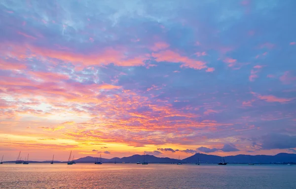 Mar y puesta de sol en el cielo colorido — Foto de Stock