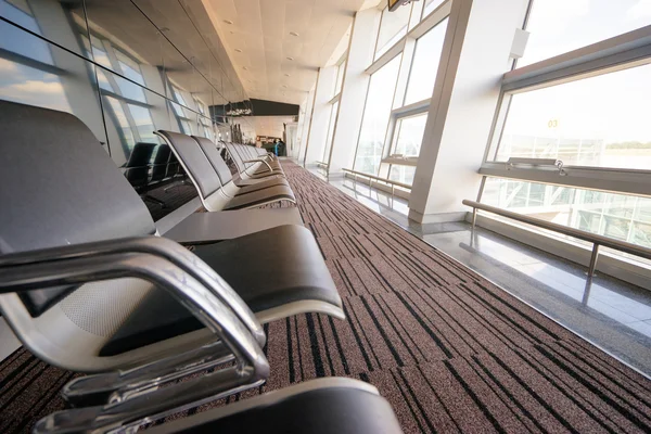 Banc dans le terminal de l'aéroport . — Photo