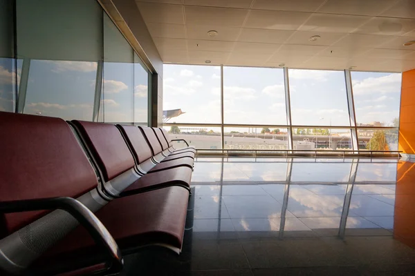 Banco en terminal del aeropuerto . —  Fotos de Stock