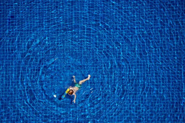 Bambino che nuota in piscina. — Foto Stock