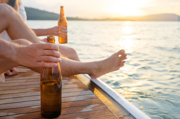 Bira şişe tutan erkek el