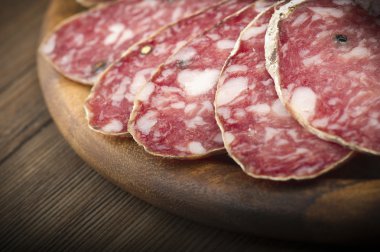 dilimlenmiş domuz eti salam