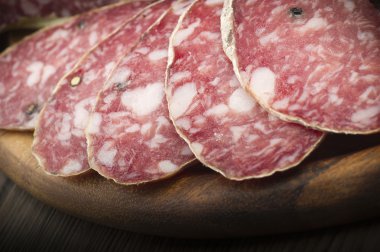 dilimlenmiş domuz eti salam