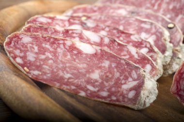 dilimlenmiş domuz eti salam