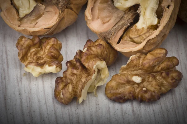 Волоські горіхи в шкаралупі — стокове фото