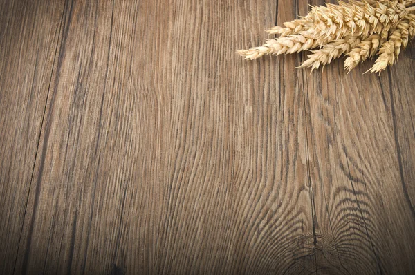 Oreilles de blé sur bois — Photo