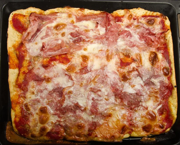 Pizza fatta in casa con prosciutto — Foto Stock