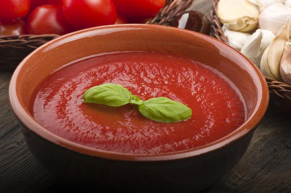 Tomato sauce and basil leaves — Stock Photo, Image