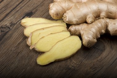 dilimlenmiş zencefil kökü 
