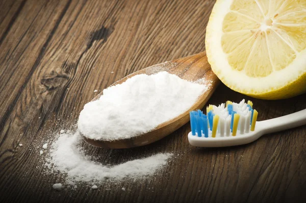 Beyaz dişler limon ve kabartma tozu — Stok fotoğraf