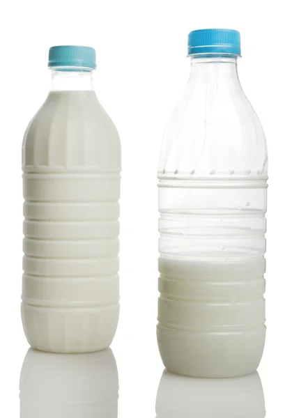 Milch und eine Milchflasche — Stockfoto